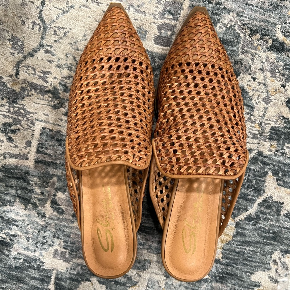 Leather mesh pointed toe slides
